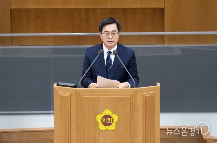 21일 오전 경기도의회 본회의장에서 김동연 경기도지사, 염종현 경기도의회 의장, 임태희 경기도교육감 등이 참석한 가운데 제372회 정례회 제5차 본회의가 열리고 있다.