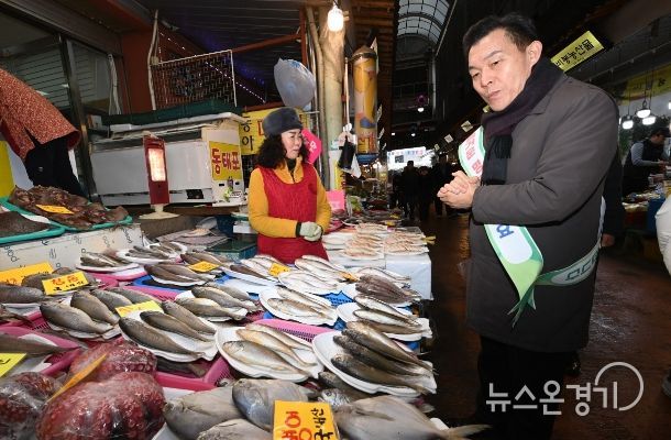 이재준 수원특례시장이 전통시장에서 장보기를 하고 있다.