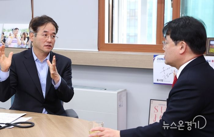 1. 배준영 국회의원을 만나 고양시 현안에 대해 논의 중인 이동환 고양특례시장