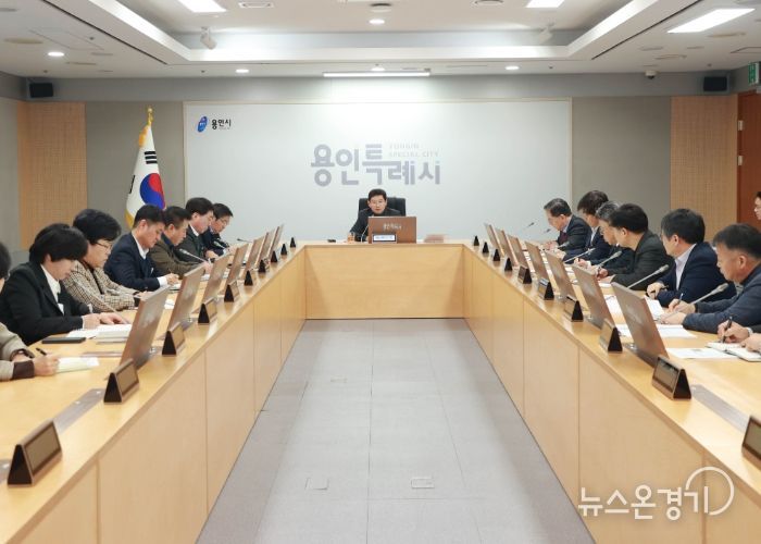 이상일 용인특례시장이 19일 간부 공무원 회의에서 스페인 출장 계획을 설명하며, 간부 공무원에게 그 동안 시정을 잘 살펴줄 것을 당부하고 있다.