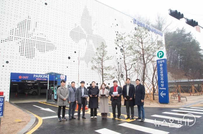 남양주시의회 자치행정위원회 진접역 환승 주차장 점검-김지훈(국)위원장(우측에서 세 번째) 김지훈(민)위원(우측에서 두 번째) 정현미 위원(우측에서 네 번째) 원주영 위원(우측에서 여섯 번째) 전혜연 위원(우측에서 다섯 번째)