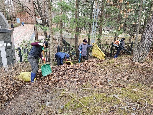 용인특례시가 내달 8일까지 332개 공원을 대상으로 집중 안전 점검을 한다. 공원 관계자들이 기흥구 들샘어린이공원에서 안전점검에 따른 조치를 하고 있다.