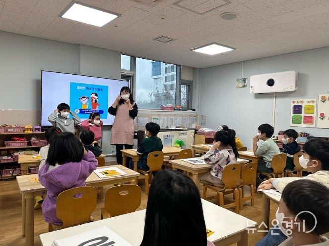 내려받기미세먼지대응팀-성남시내 어린이집 교사가 미세먼지 마스크 착용법과 주의사항을 교육하고 있다