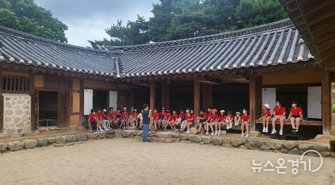 정약용유적지에서 문화해설사의 설명을 듣는 다산한강초 학생들