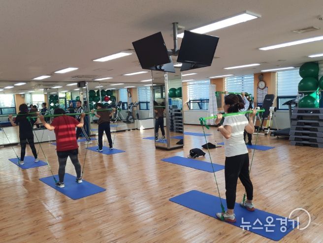 보건소 웰빙건강증진센터 운동프로그램 참여자들이 짐스틱 운동을 하고 있다.