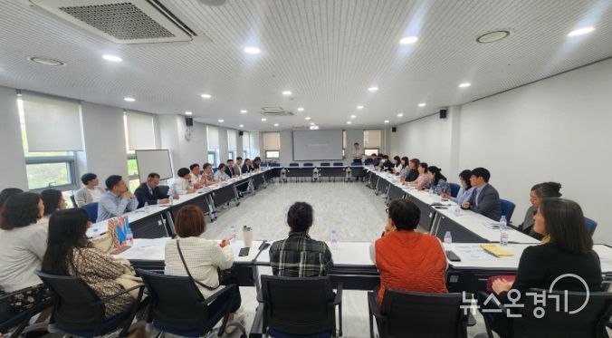 화성오산교육지원청 재무관리과에서 대응지원사업대상교 업무담당자들을 대상으로 시설 사업을 적극 지원하기 위해 현장 의견 청취를 하고 있다.