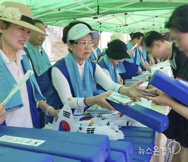 수원시 영통구 광교1동 바르게살기운동위원회, 나라사랑 태극기 달기 캠페인 펼쳐