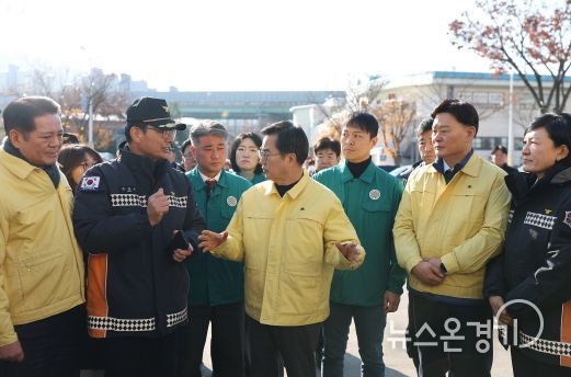 29일 오전 김동연 도지사가 양당 최종현(더민주), 김정호(국힘) 대표와 지역 도의원 등과 함께 안양농수산물도매시장에 방문해 폭설 피해현장 확인 및 점검, 현황청취를 했다.