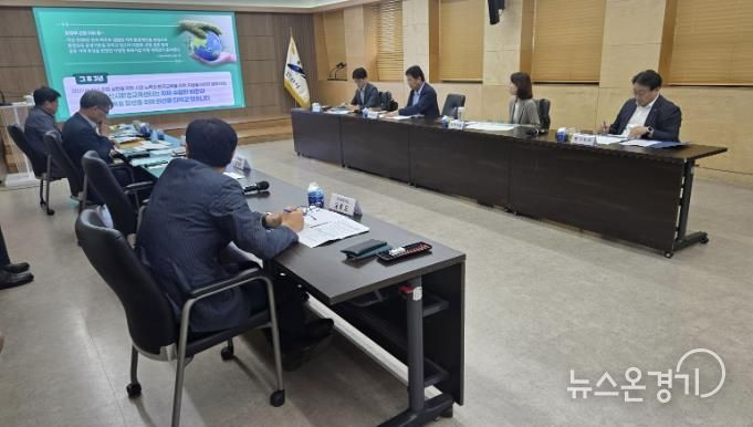 환경부 평가단이 안산시청 제1회의실에서 2025년 환경교육도시 지정을 위한 현장평가를 진행하고 있다