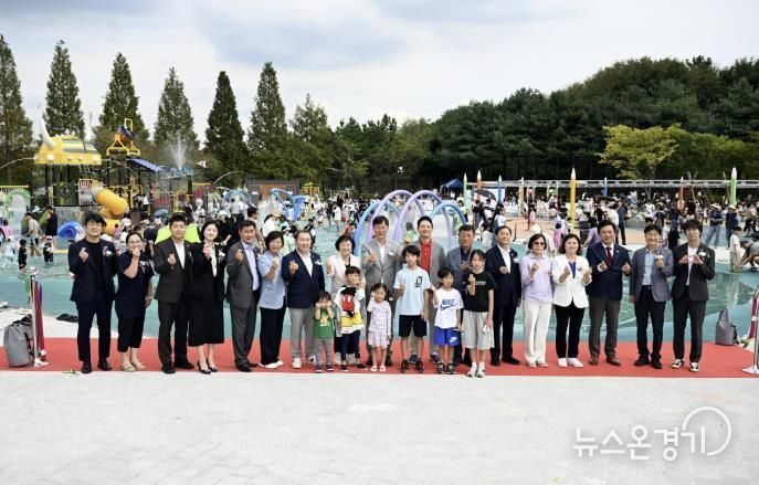 이민근 안산시장(가운데)이 14일 호수공원 가족친수놀이터 개장식에서 참석자들과 함께 기념촬영을 하고 있다.