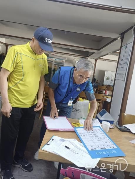 안산시 위생정책과 관계자가 관내 휴게음식점의 원산지 표시 이행여부를 점검하고 있다.