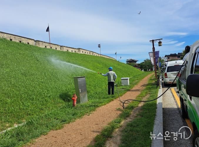 팔달구 보건소 관계자가 23일 수원화성 일대에서 방역특장차를 활용해 방역을 하고 있다.