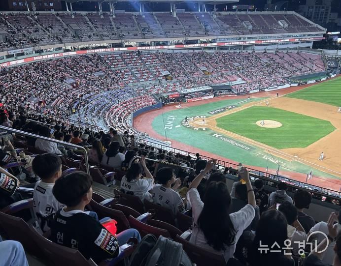 수원시 드림스타트 아동 및 가족이 kt위즈 야구 경기를 관람하고 있다.