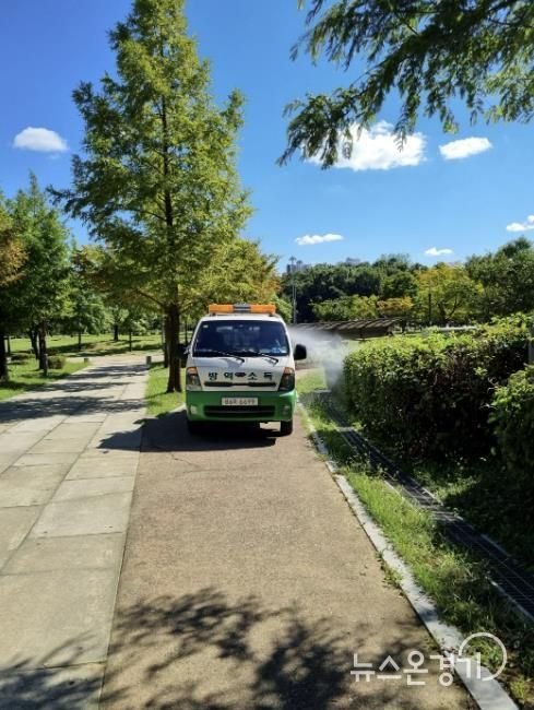 수원시보건소가 방역차로 광교호수공원에서 방역을 하고 있다.