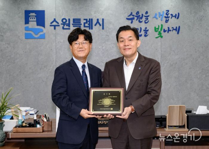 감사패 전달 후 이재준 수원시장(오른쪽)과 임애훈 아리조나한인회장이 기념촬영을 하고 있다.