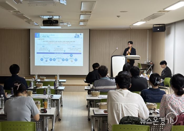 화성특례시가 25일 병점 스마트 리빙랩 시민참여단 발대식에서 리빙랩에 대한 교육을 하고 있다