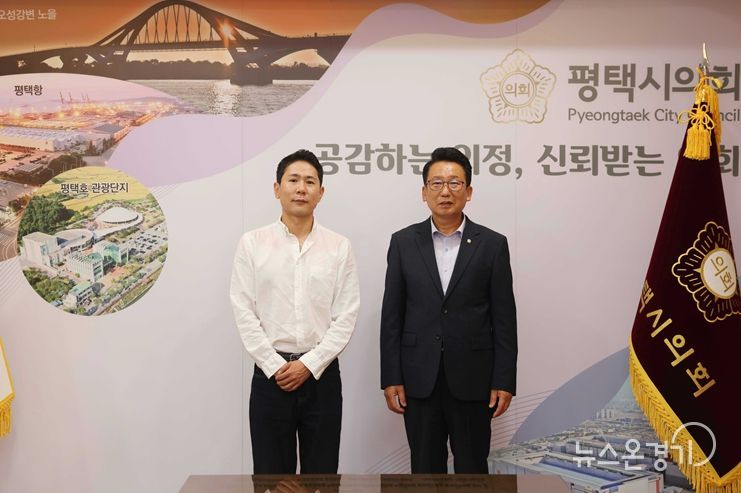 한식레스토랑 운영하는 허태양씨에게 표창한 평택시의회 강정구 의장