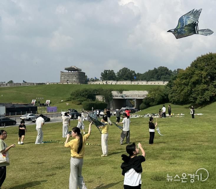 이주배경청소년들이 함께 추석 문화 피크닉 체험을 하고 있다