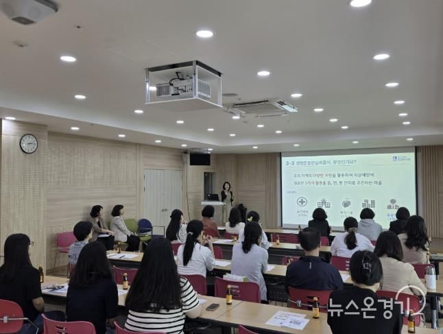 수원시 장안구보건소가 ‘생명존중안심마을 조성 및 운영 설명회’를 열고 있다.