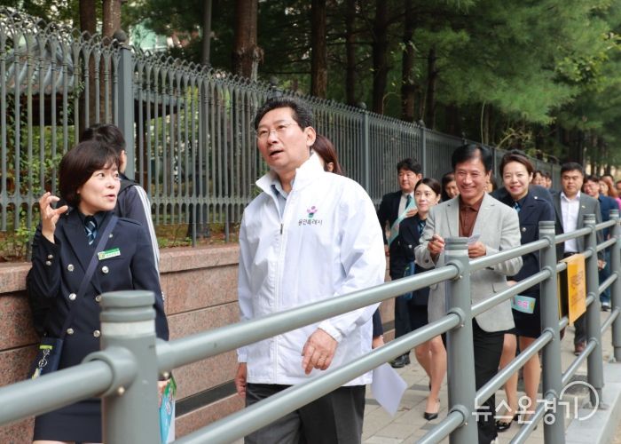 이상일 용인특례시장은 죽전 대청초 어린이 교통지도 봉사에 참여해 통학로 주변을 둘러보며 시설을 점검하고 교통지도를 했다