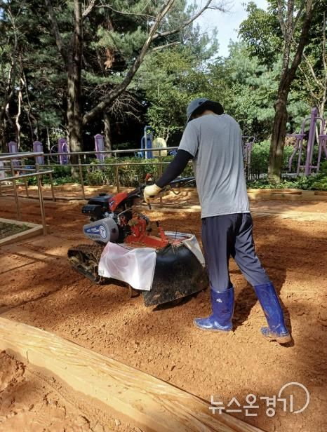 성남시 황송공원 내 황톳길에서 로터리 작업(흙 뒤집기)을 진행하고 있다