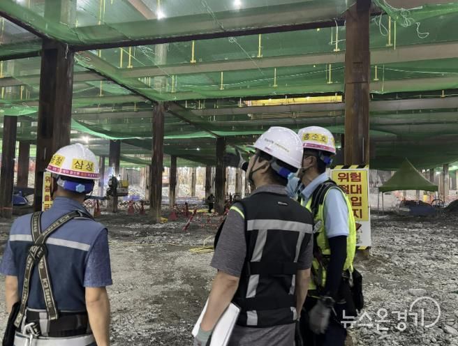 성남시 관계자들이 한 대형 건축공사장에 대한 안전점검을 실시하고 있다