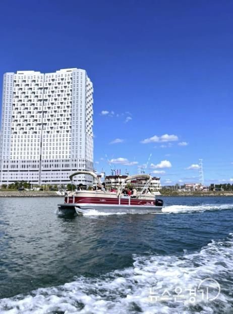 시민들이 시화호에서 파티보트 체험을 하고 있다.