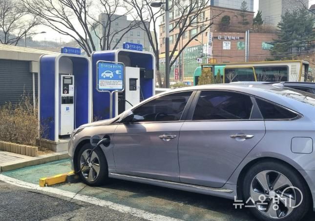 광명시청 전기차 충전소에서 중인 승용차