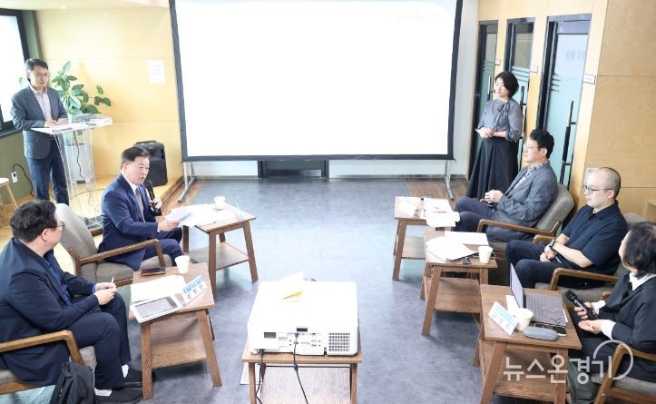 박승원 광명시장이 14일 철산동 이동노동자 쉼터에서 ‘2026년 광명시 생활임금의 적정 수준과 노동정책 방향’을 주제로 한 토론회에 참석해 발언하고 있다.