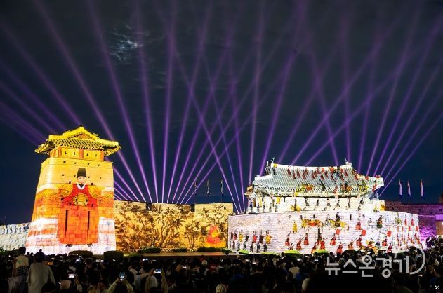 화서문에서 미디어 아트 공연이 펼쳐지고 있다.