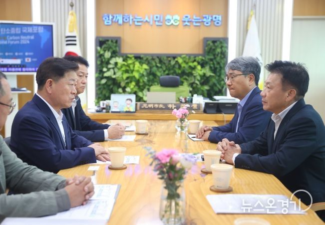 박승원 광명시장(사진 왼쪽)이 16일 오후 시장 집무실에서 송치영 포스코이앤씨 사장(사진 오른쪽)을 만나 시민 안전을 최우선으로 투명하고 책임 있는 공사를 요청하고 있다.