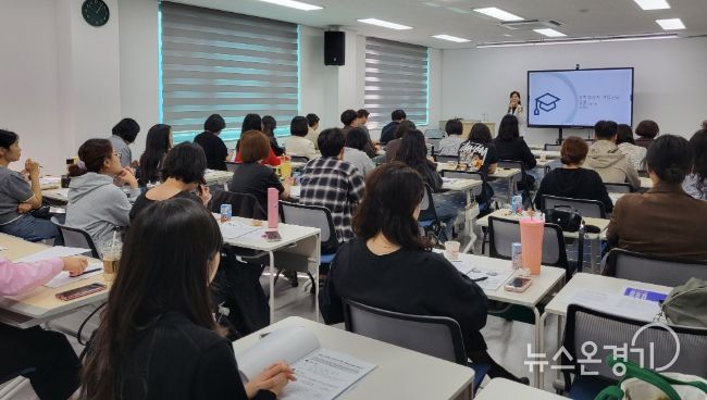 화성특례시가 16일 읍면동 간호직 공무원을 대상으로 역량강화 교육을 하고 있다