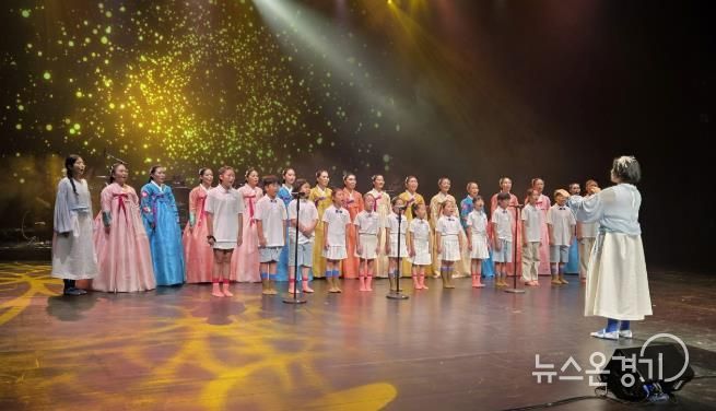 안산경기민요단이 안산문화예술의전당 달맞이극장에서 정기공연을 펼치고 있다.