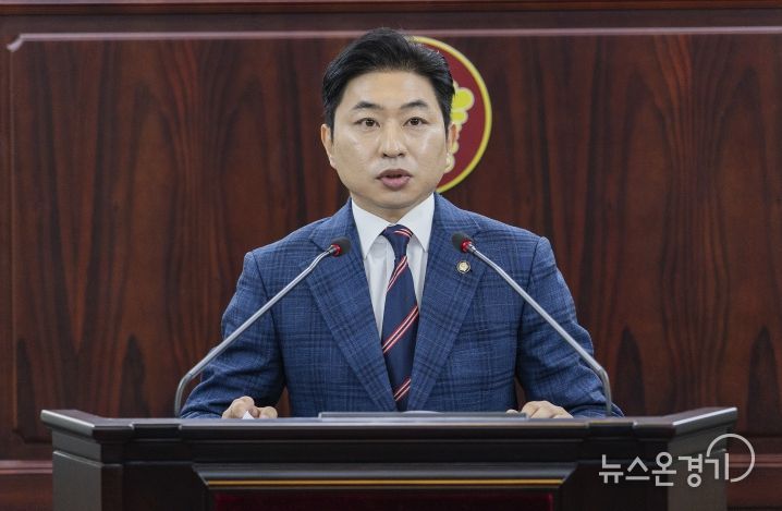 화성특례시의회 김종복 의원이 제245회 임시회 중 제1차 본회의에서 5분 자유발언을 하고 있다.