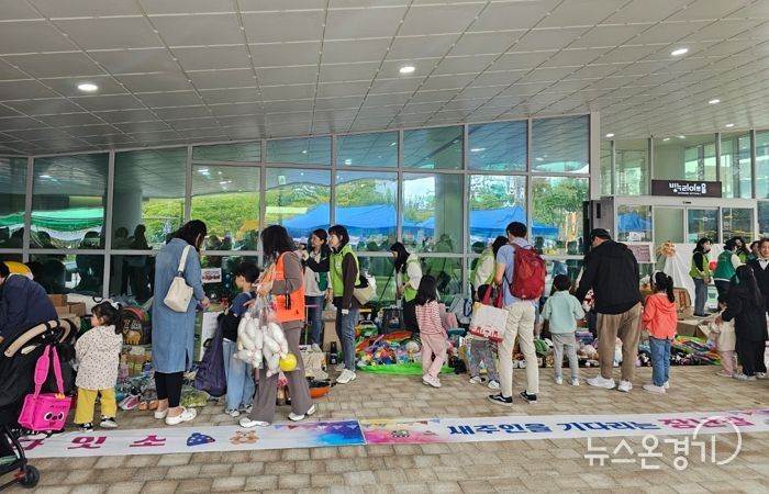 18일 수원문화원 빛누리아트홀에서 수원시 공공형어린이집 아나바다 행사를 열고 있다.