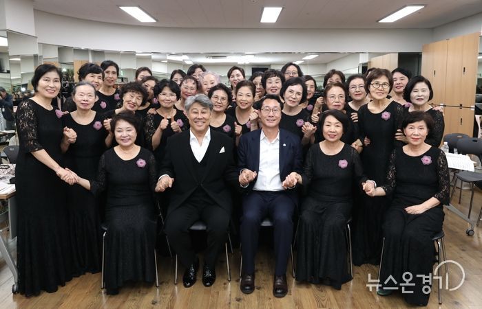 정명근 화성특례시장이 합창단과 함께 기념촬영을 하고있다