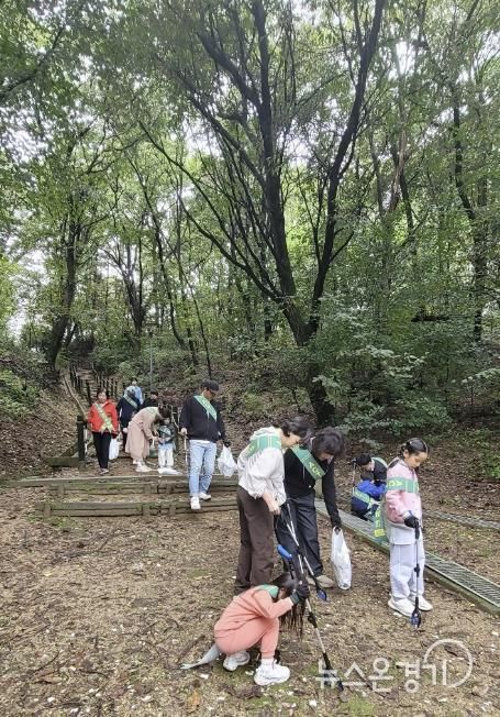 수원시 영통구 광교2동 새마을문고, 줍깅으로 깨끗한 마을 만들기 앞장