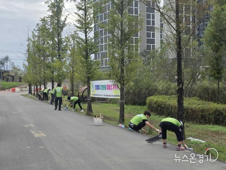 오산시 초평동 자연보호협의회, 초평습지 ‘가을맞이 꽃동산 가꾸기’ 실시