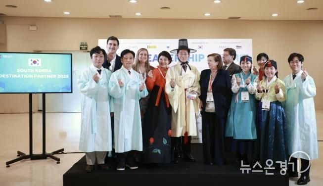 22일 세비야 피베스에서 이상일 시장과 시 대표단이 한복을 입고 기념사진을 촬영하고 있다