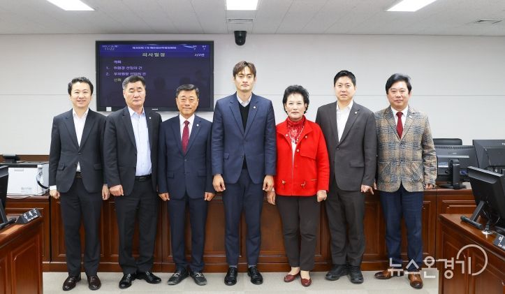 안산시의회가 24일 제300회 제2차 정례회 예산결산특별위원회 구성과 예산결산특별위원회 위원장 및 부위원장 선출을 마쳤다. 사진 왼쪽부터 송바우나 유재수 김재국 위원, 선현우 위원장 이진분 부위원장 최찬규 한갑수 위원의 모습