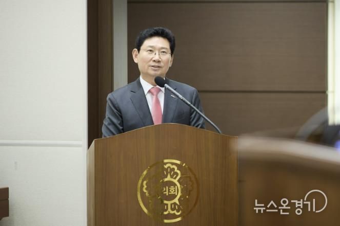 26일 용인특례시의회에서 이상일 시장이 시정질문에 답변하고 있다