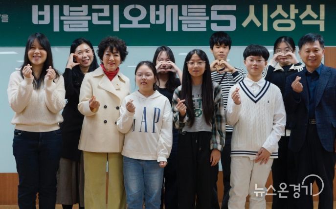 시상식에서 안필연 대표이사(좌측 세번째), 정구선 도서관본부장(우측 첫 번째)이 수상자들과 포즈를 취하고 있다.