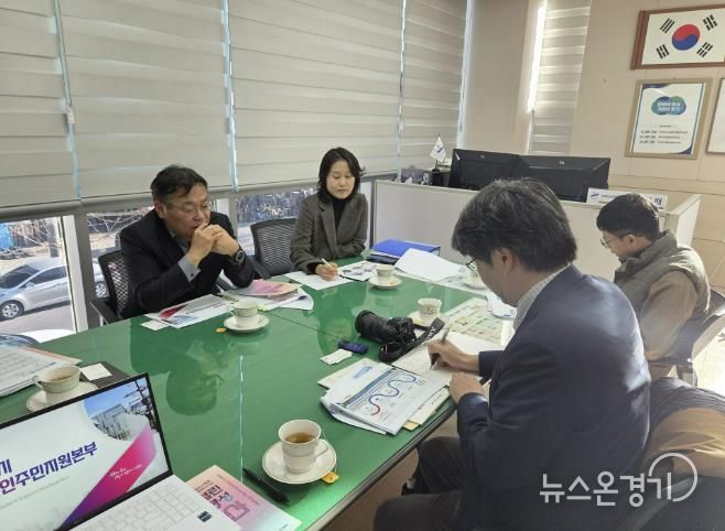 이억배 외국인주민지원본부장(왼쪽 첫번째)이 4일 안산시외국인주민지원본부를 방문한 아사히신문 기자들에게 외국인정책에 대해 설명하고 있다.