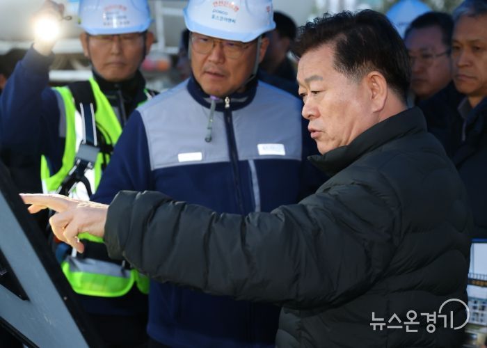 박승원 광명시장이 10일 오후 지난 4월 붕괴사고가 발생한 신안산선 복선전철 공사 현장을 찾아 시공사인 포스코이앤씨 관계자들에게 즉각적이고 책임 있는 복구작업을 해달라고 강력히 촉구하고 있다.