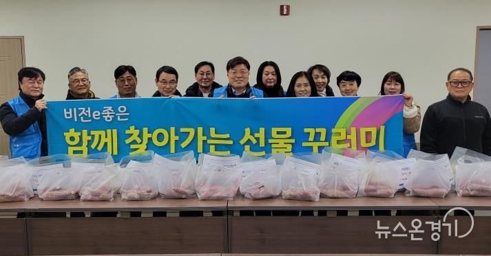 평택시 비전2동 지역사회보장협의체, 연말 맞이 취약계층에 ‘선물꾸러미’ 전달