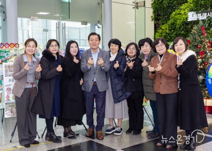 이재준 수원시장(왼쪽 4번째) 탄소중립 환경 챌린지 사진전이 열리는 시청 별관 로비에서 수원시 공공형어린이집연합회 관계자들과 기념촬영을 하고 있다.