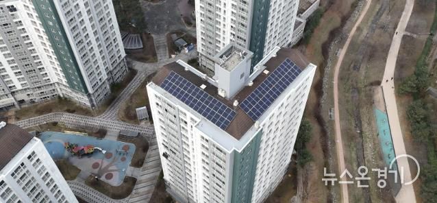 수원시 최초로 ‘아파트 알이(RE)100 옥상형 태양광 시범사업’을 추진된 와이시티아파트 전경.