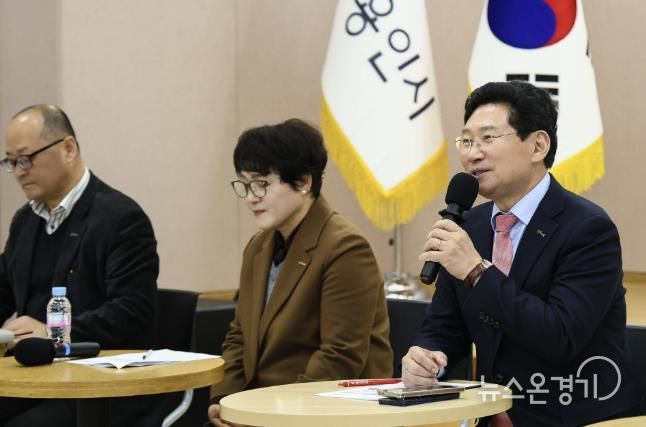 이상일 용인특례시장이 11일 수지구청 대회의실에서 죽전 1,2,3동 주민들과 지역현안을 논의했다.