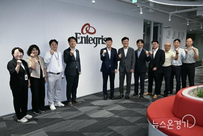 이민근 안산시장(사진 왼쪽 5번째) 지난해 8월 인테그리스코리아를 방문해 회사 관계자들과 기념촬영을 하고있다.