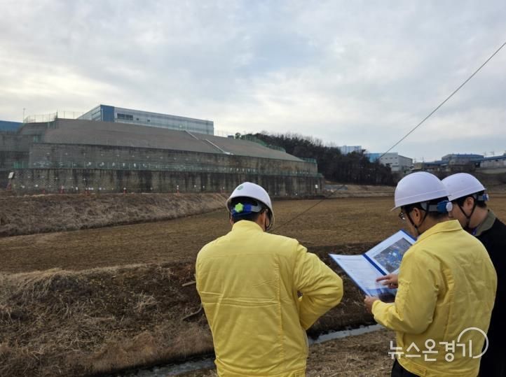 윤성진 제1부시장이 해빙기 대비 옹벽시설 안전점검을 실시하고 있다